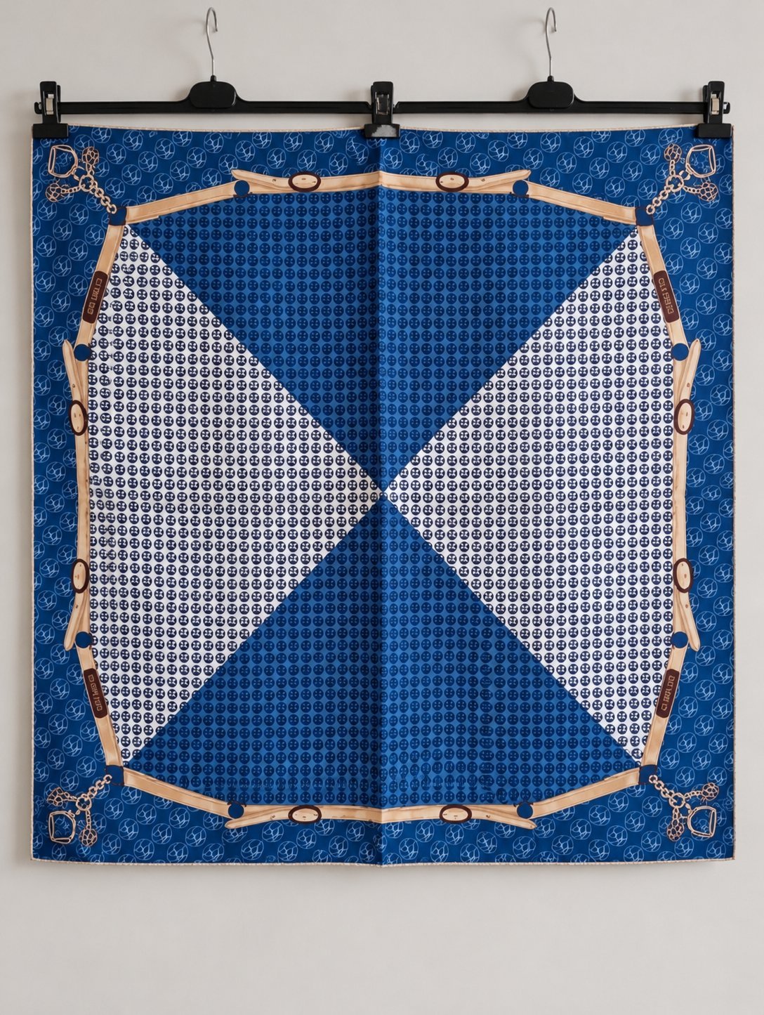 Foulard/Carré De Soie U.S.Polo Assn - Motif Logo Et Chaînes - Pure Soie -Nuances de Bleu, Blanc, Touches Beige/Doré - (87×84 cm)  