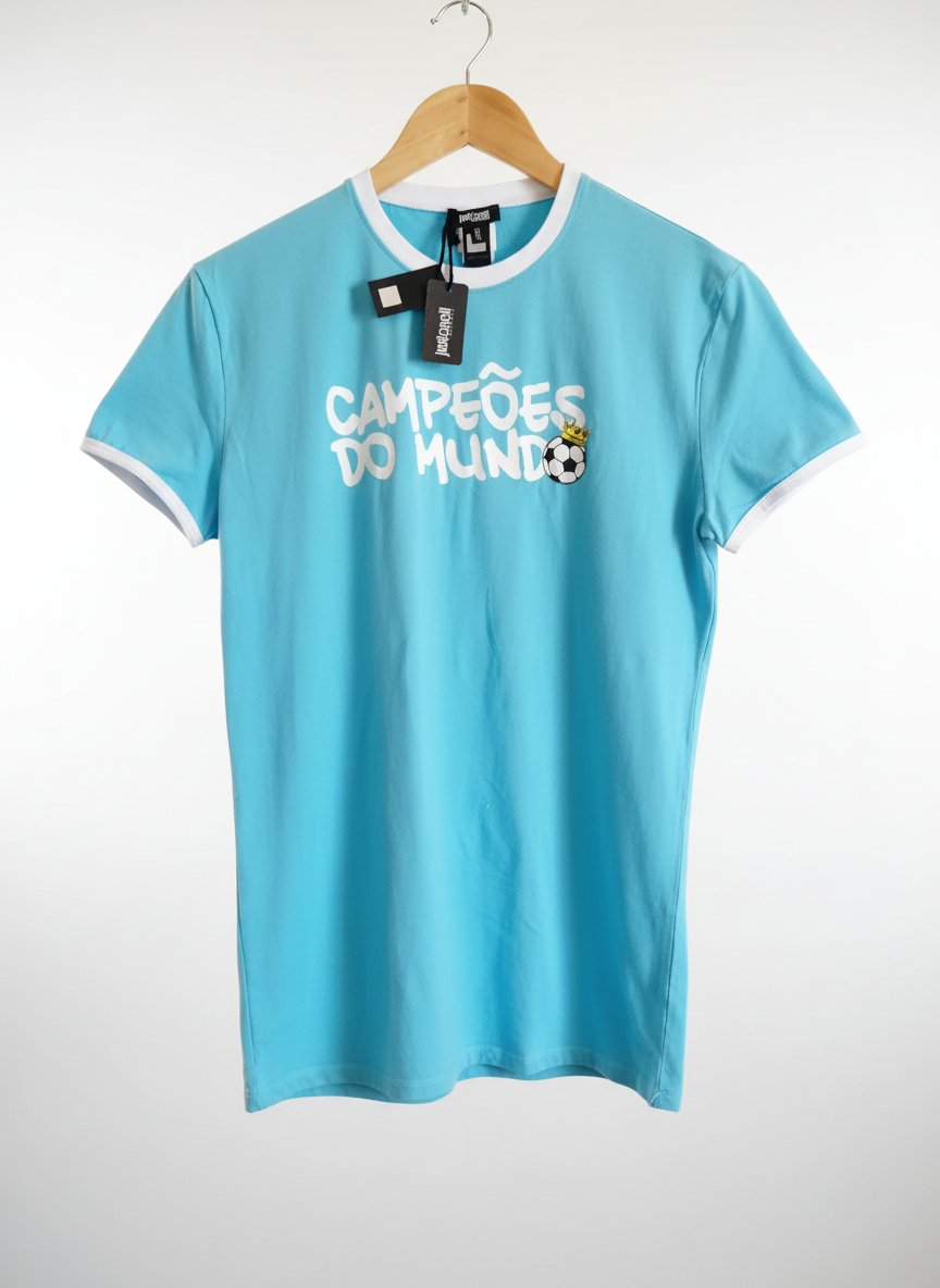 T-shirt Juste Cavalli Turquoise "Chompion Du Monde" Taille 52 IT(XL) Coupe Ajustée  (convien pour Taille  L) - Neuve Avec Étiquettes - fabriqué au Portugal - Bleu Ciel/Turquoise 