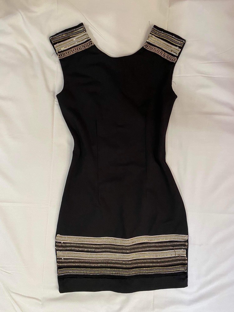Robe noir avec touche artisanat