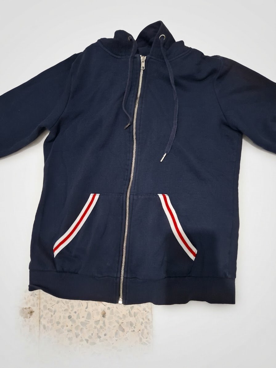 Capuche avec zipap coleur bleu marine