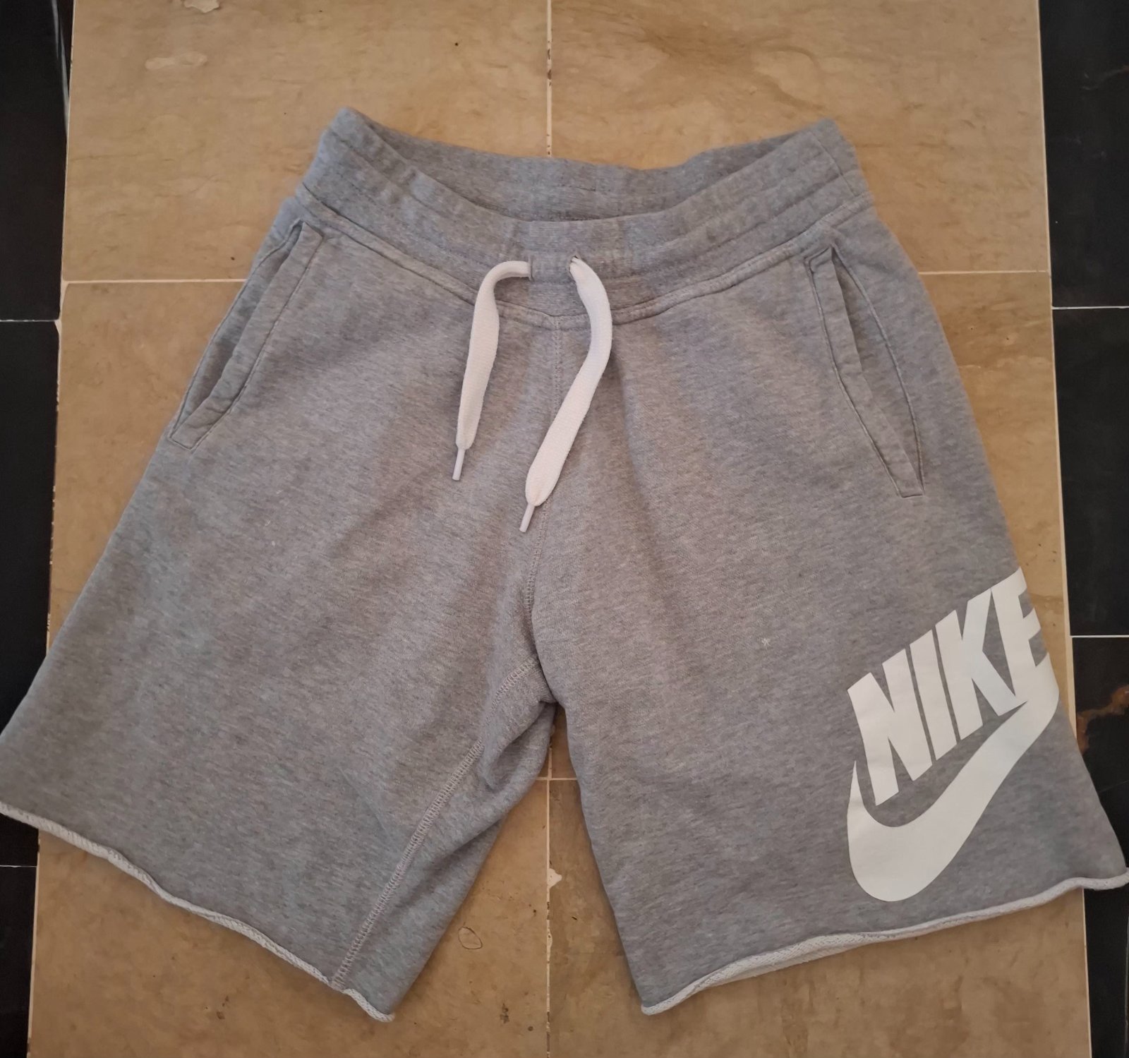 Article: Short de sport gris de marque Nike