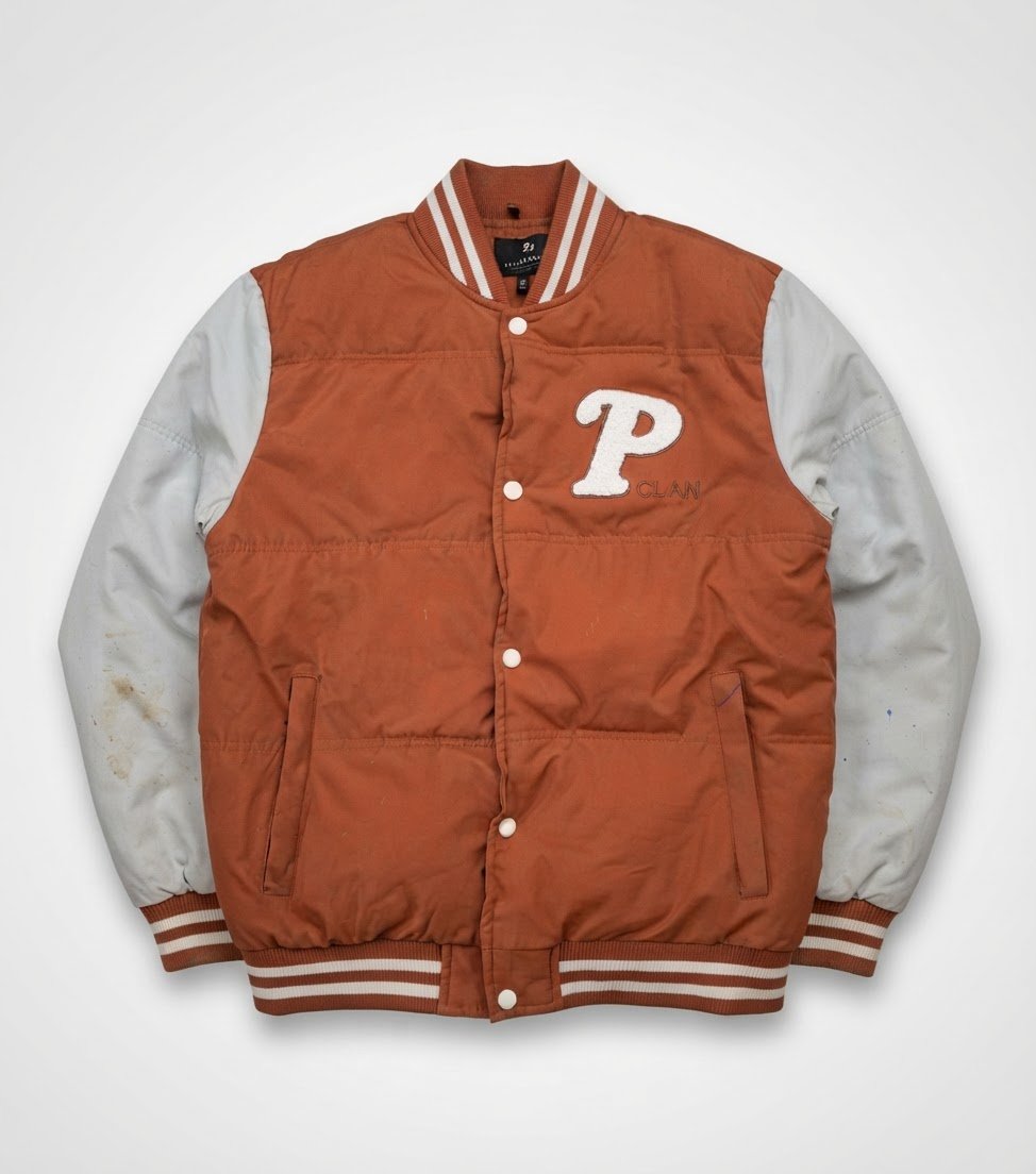 Veste Bomber Puffer Style - État ImpeccableCouleur: Terracotta (marron orangé) pour le corps, et manches crème/ beige.Fermeture par boutons pression blancs. Bords-côtes rayés aux poignets et au col. Grand logo "P" en bouclette blanche sur la poitrine.