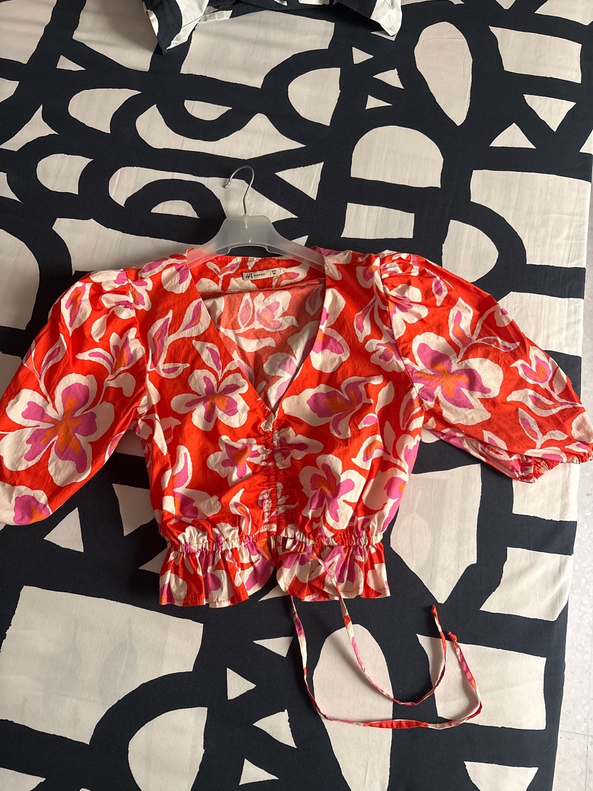 Top court (crop top) à motif floral dans les tons orange vif, rose et blanc🧡❤️🩷