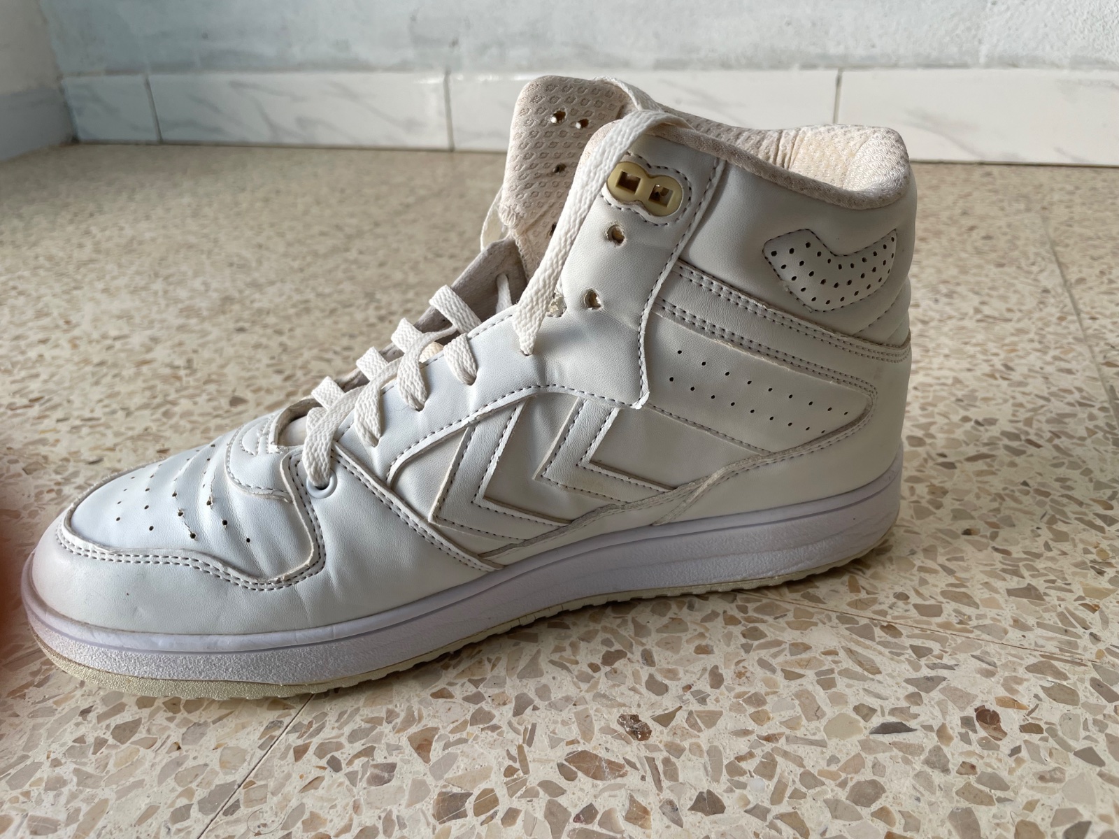 Titre : Baskets Hummel originales – Taille 43  