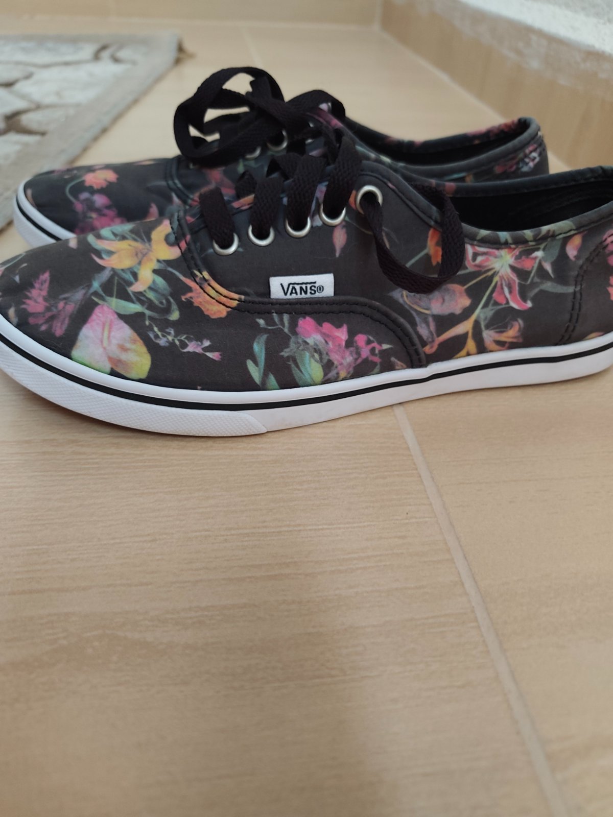 Baskets Vans Authentic noir/floral pointure 37