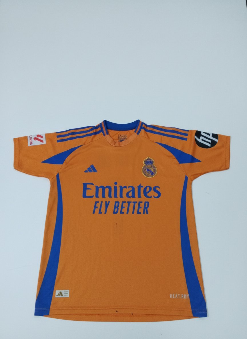 Maillot est le modèle extérieur du Real Madrid pour la saison 2024/2025 