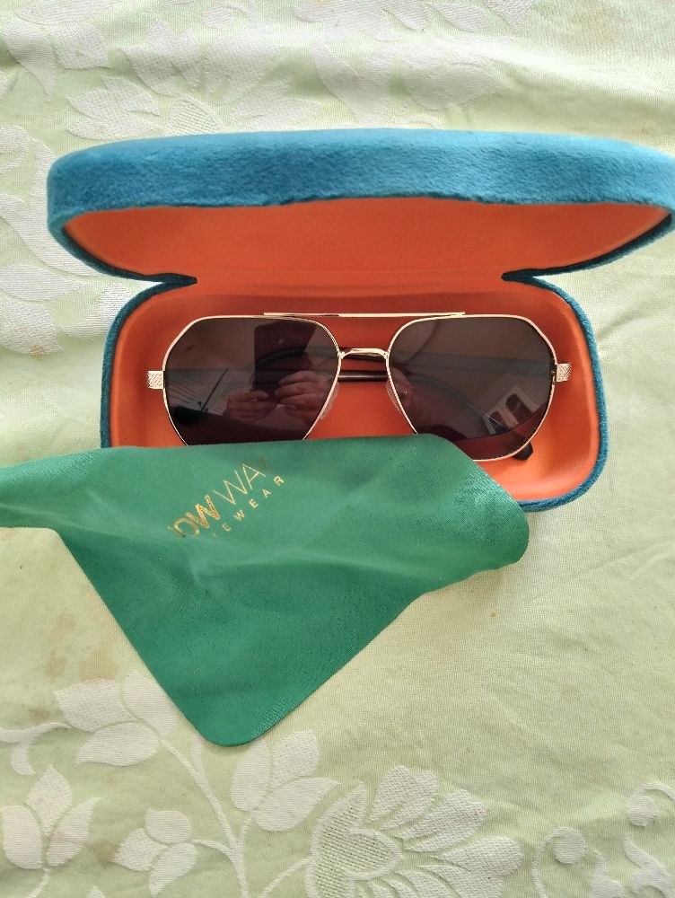 Sublime Lunettes solaires homme neuuuf jamais porté avec etui et sa boite de la marque JAW WAY