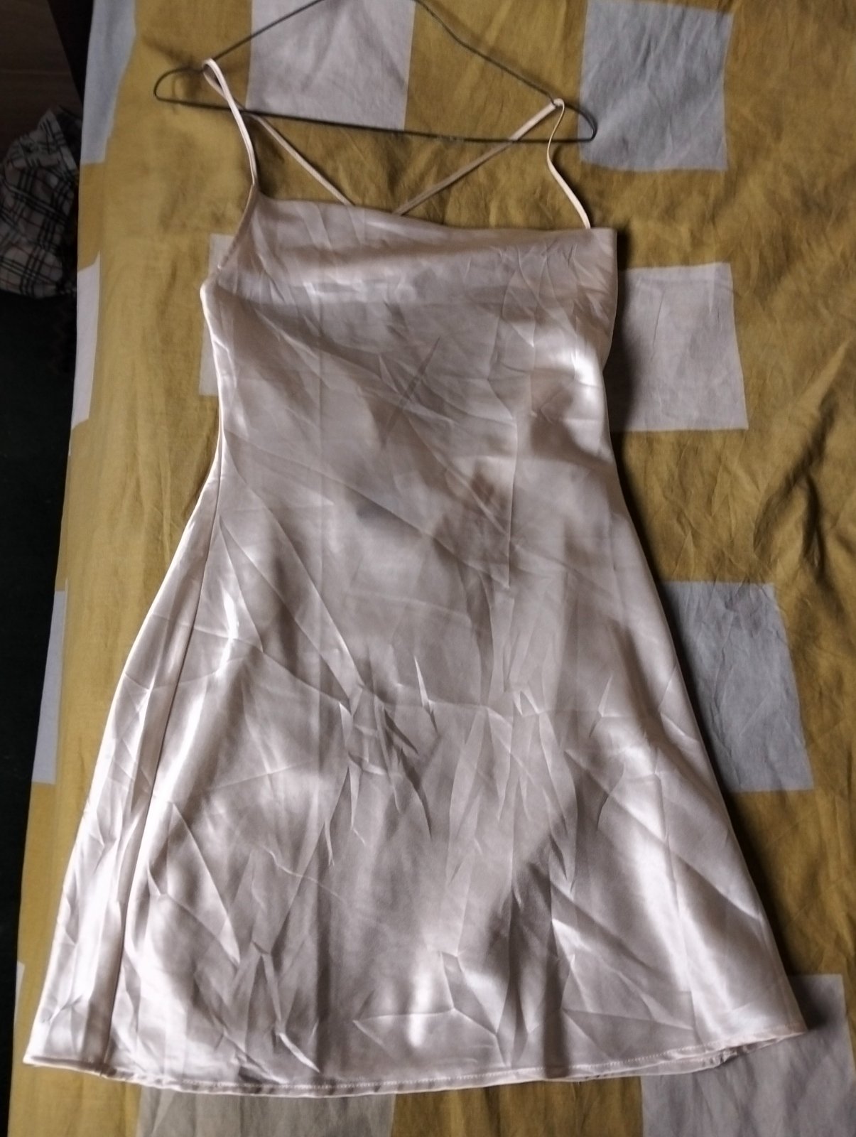 Robe satin couleur champagne taille 34 comme neuve