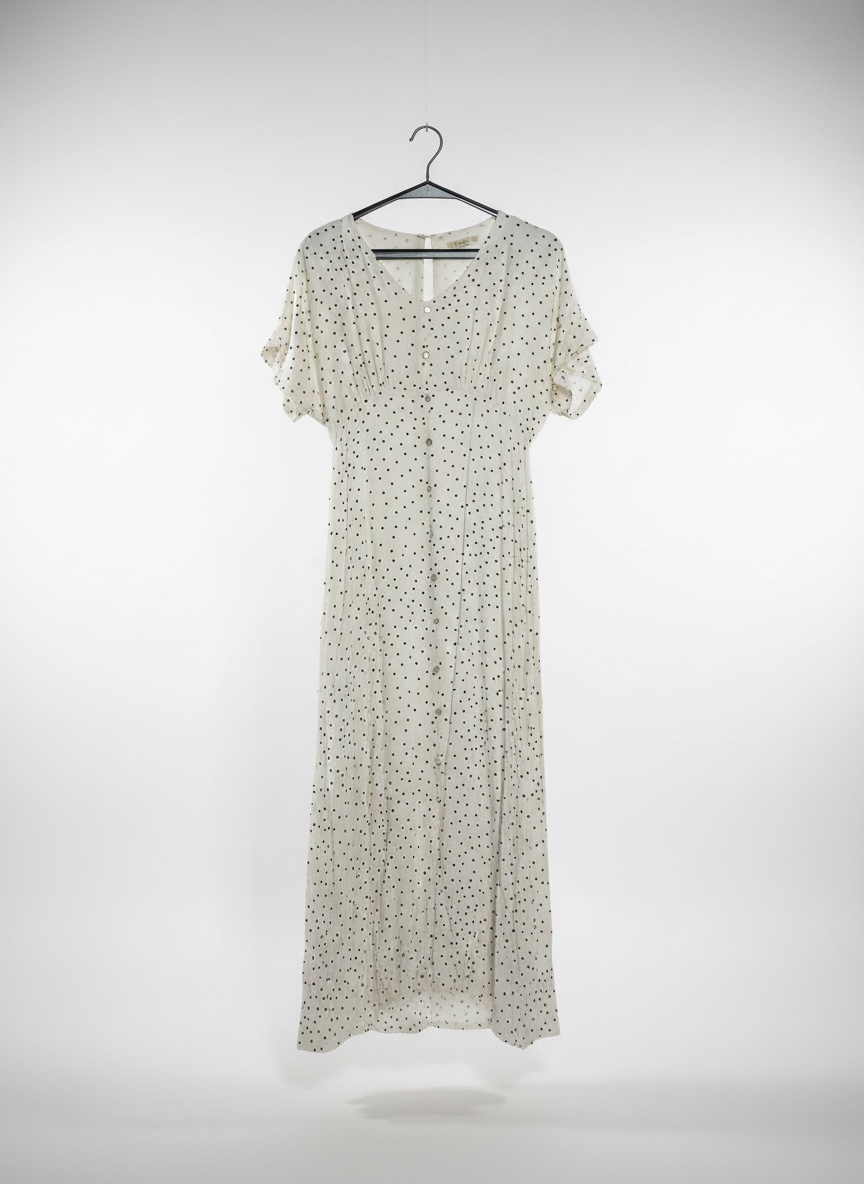 Robe longue blanche à pois noirs 
