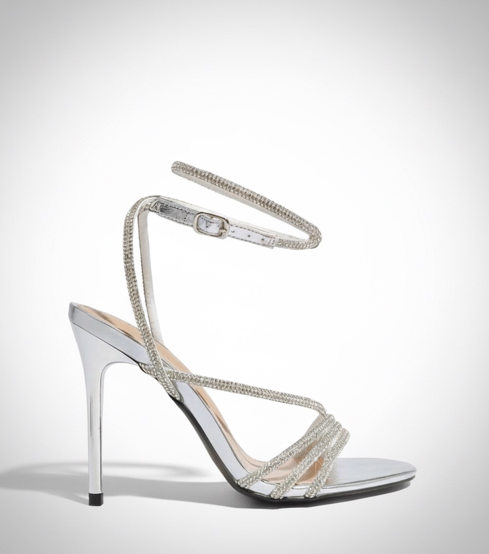 Sandales à talons blanches ornées de strass 