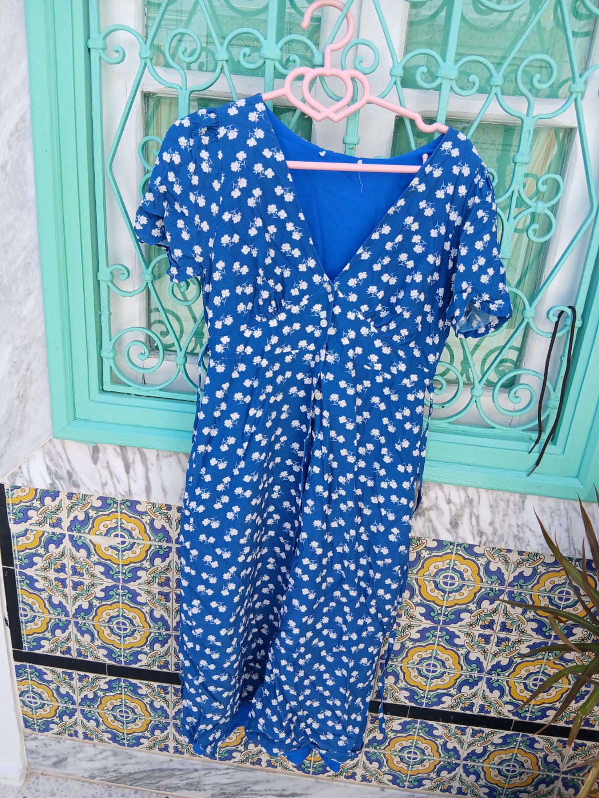Robe longue fleurie bleu roi et blanc - Coupe fluide