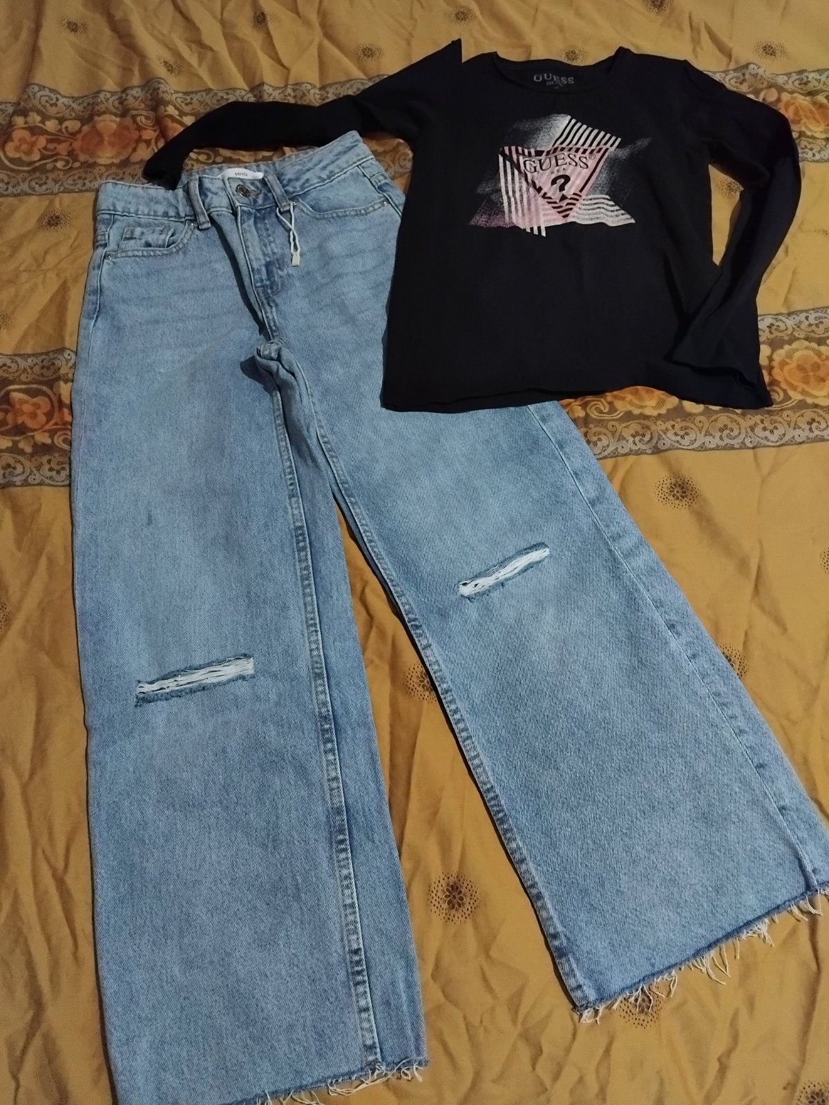 Pantalon Mango 9 ans avec étiquettes et pull Guess en très bon état 