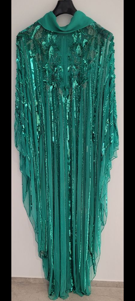 Poncho brodé de chez ambre by alya megdiche porté une seule fois parfait état , se porte avec ou sans ceinture, faut être grande ou porter des talons🙂 regarder anciennes story Khouloud Moalla pour ambre