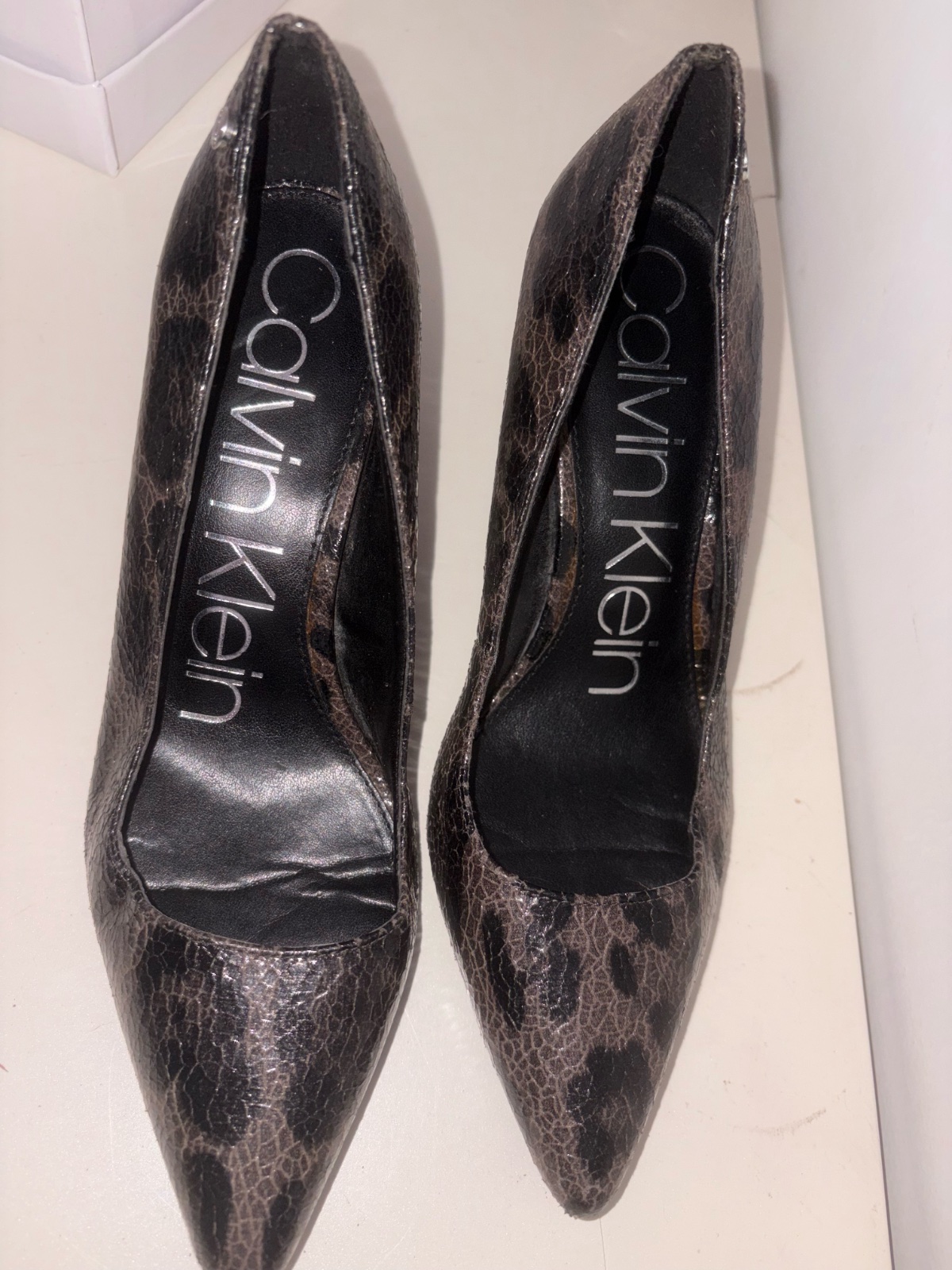 Escarpin pointure 37 en vrai cuire de la marque calvin klein 