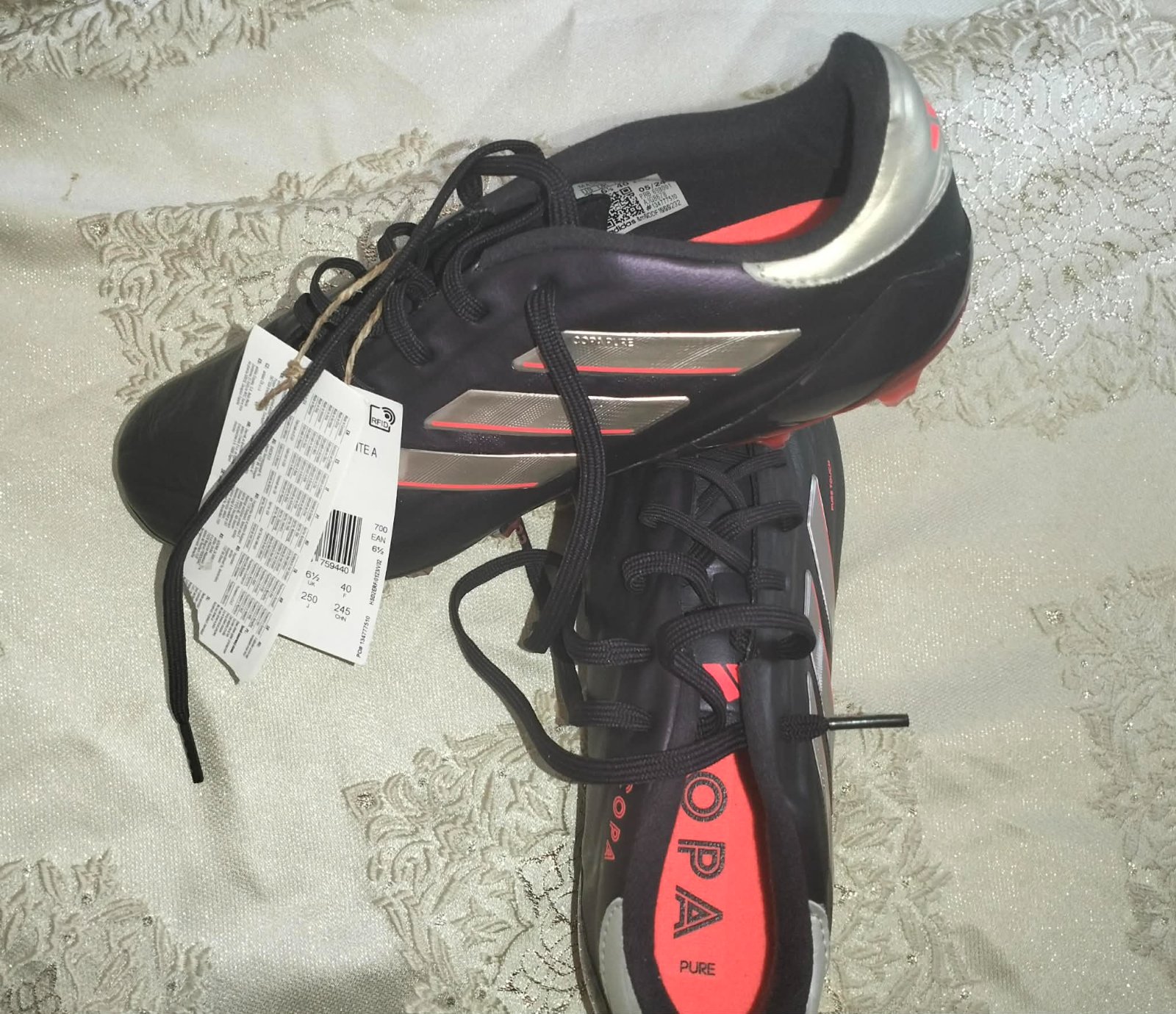 Crampon adidas predator noir et rouge