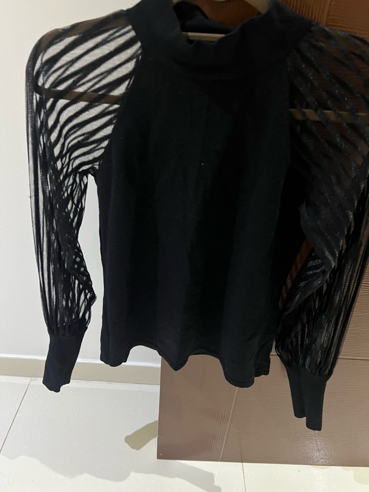 Pull noir avec des manches transparentes