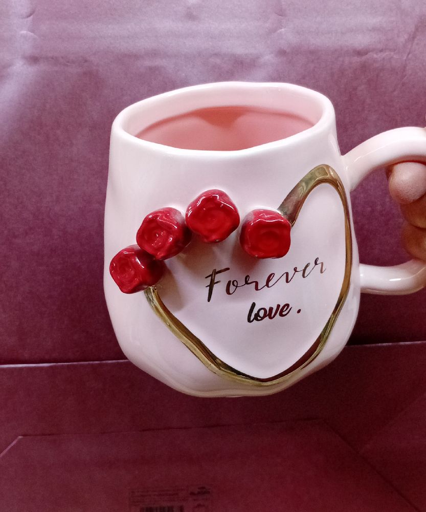 Tasse à boire de couleur rose.