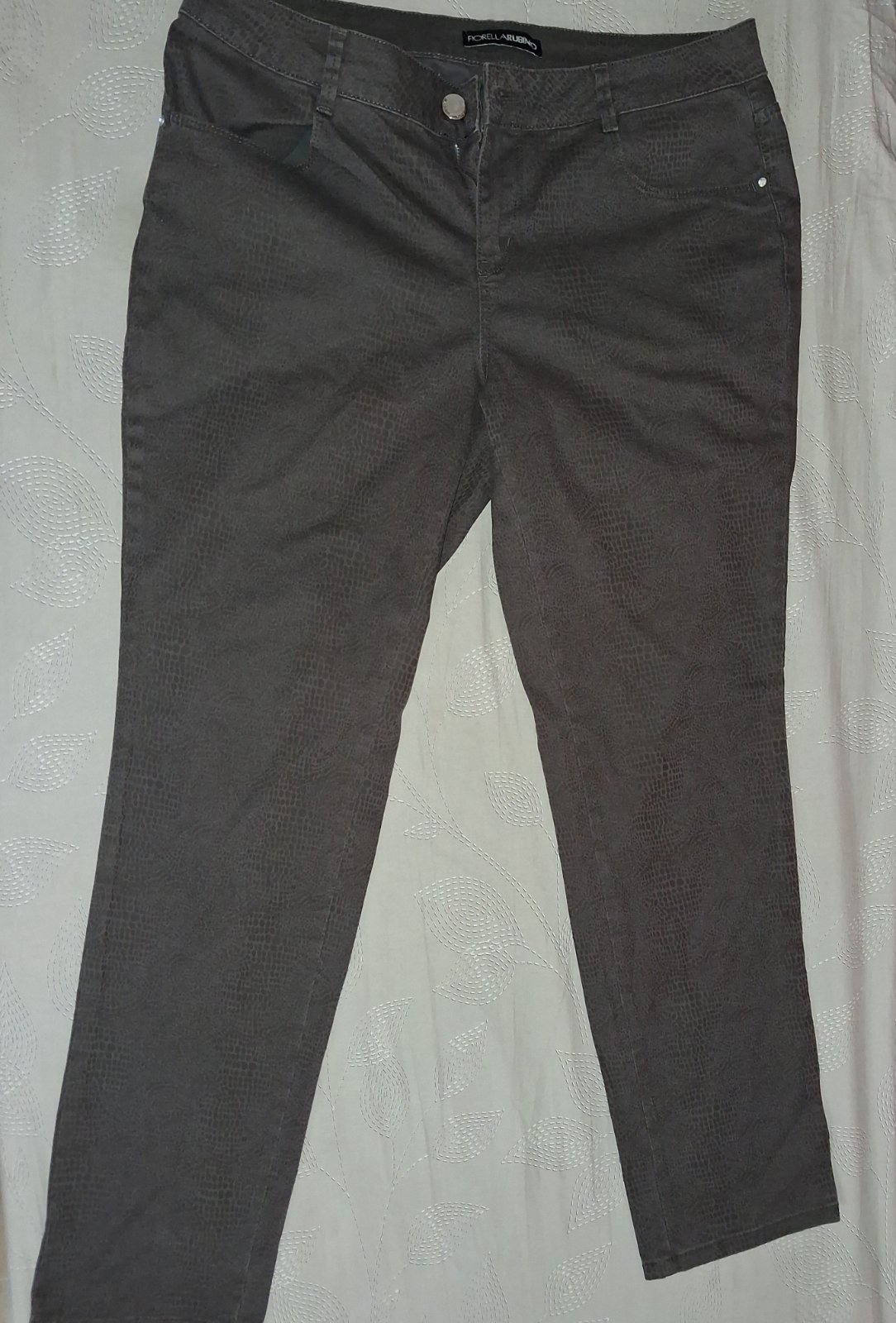 Pantalon neuf motif serpent couleur gris taille 46 