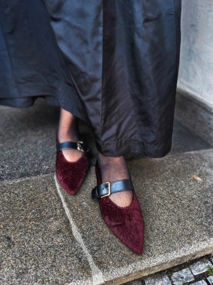 Une paire de chaussures/ Bershka 