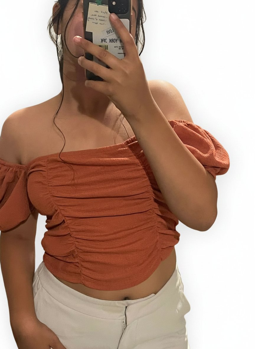 Crop top de couleur rouille/brique, avec un col bardot qui dénude 