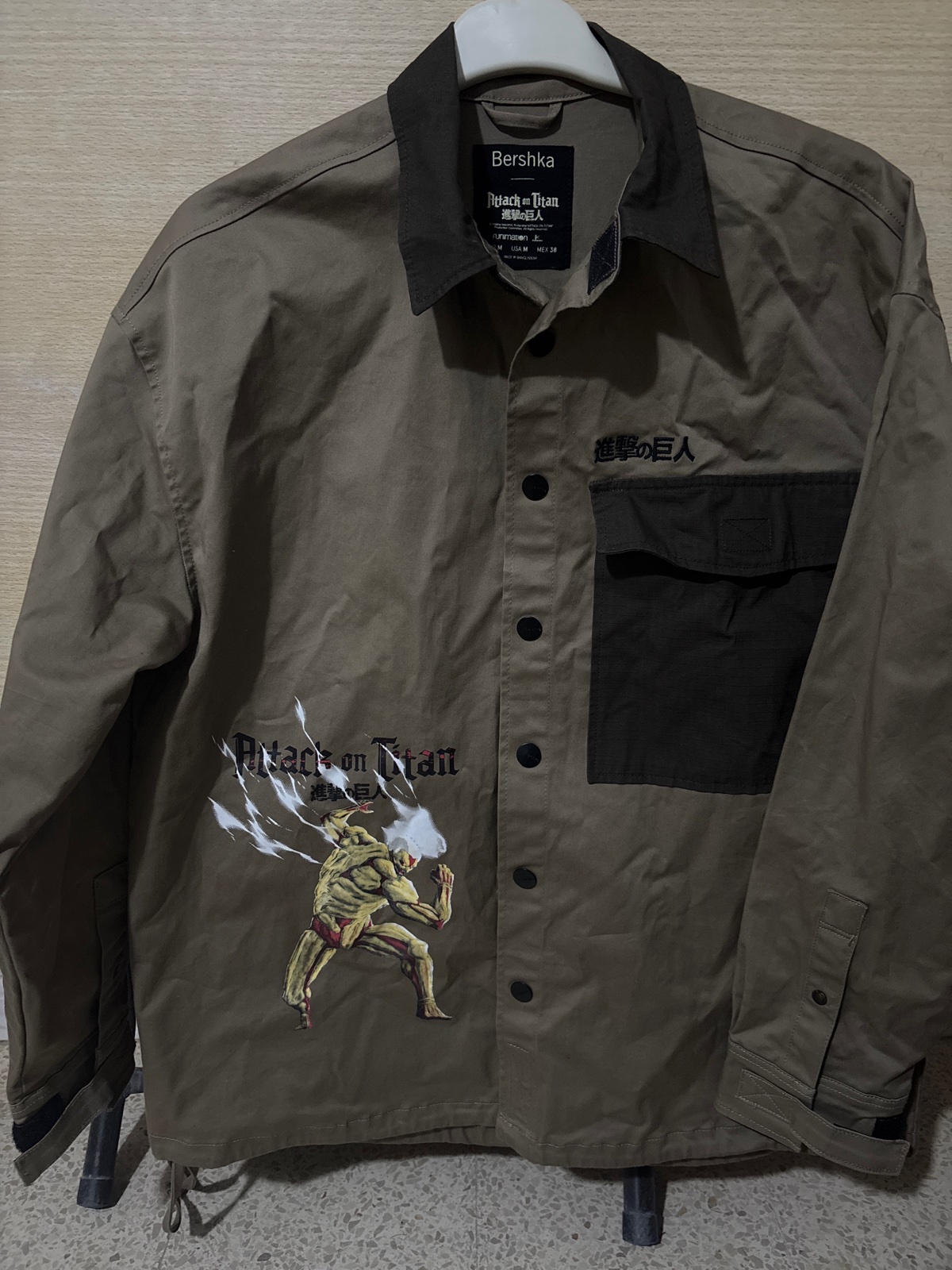 Veste attack on titan neuf