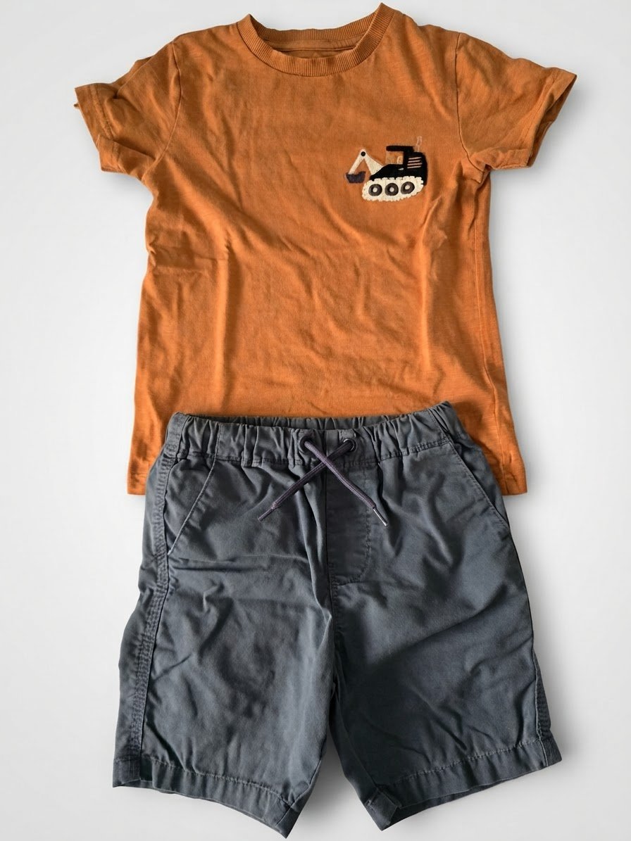 Ensemble short et t-shirt pour un petit garçon 