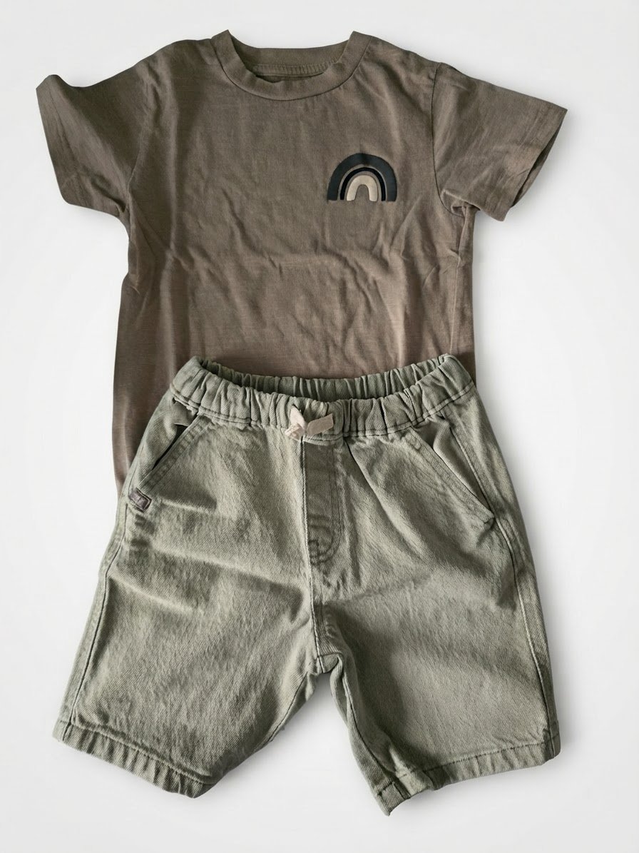 Ensemble short et t-shirt pour un petit garçon de 3-4 ans de la marque Next en très bon 
