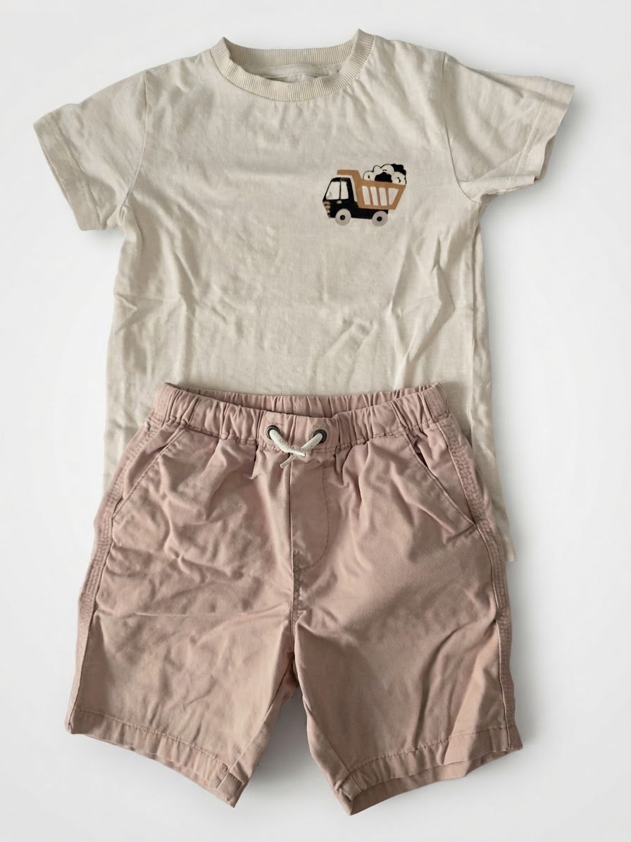 Ensemble short et t-shirt pour un petit garçon 