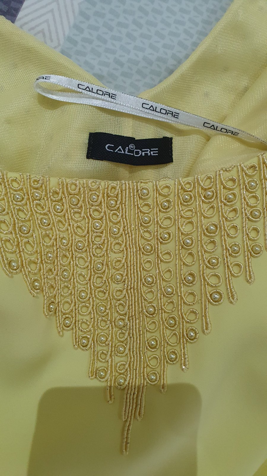 Robe jaune pastel