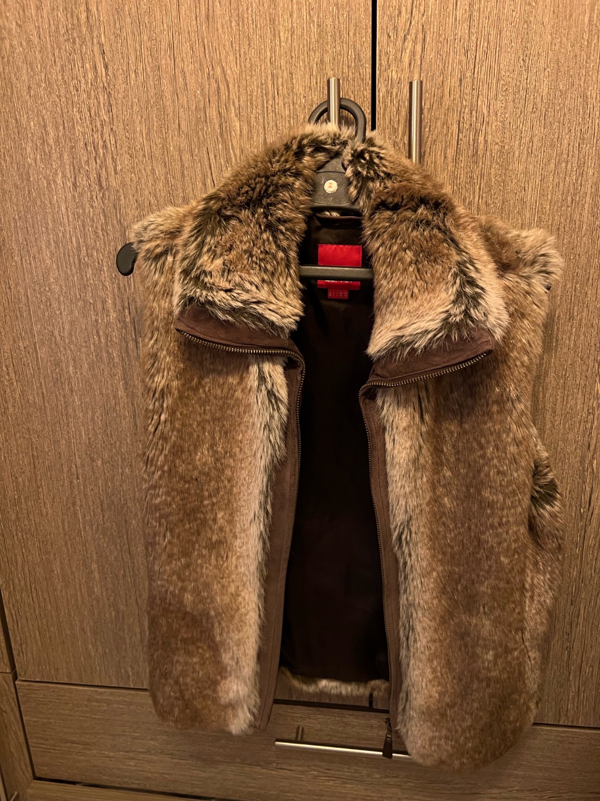 Veste sans manche a fourrure.