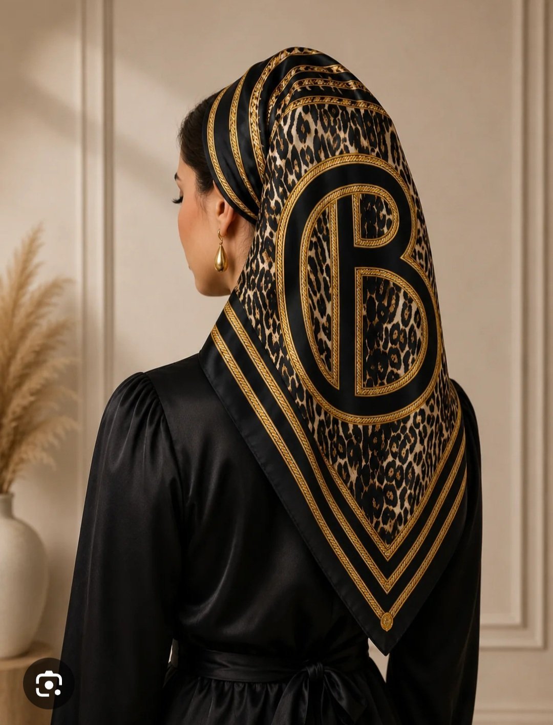 Magnifique foulard noir et doré longueur 90×90   se distingue par son imprimé animalier léopard encadré de chaîne 
