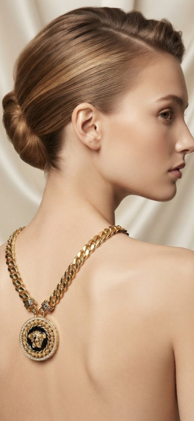 Magnifique collier doré est doté d'un pendentif circulaire inspirée du style  Versace  ❤️‍🔥❤️‍🔥❤️‍🔥 mettant en valeur  une tête de Méduse  sur fond  noir cremé de  cristaux 