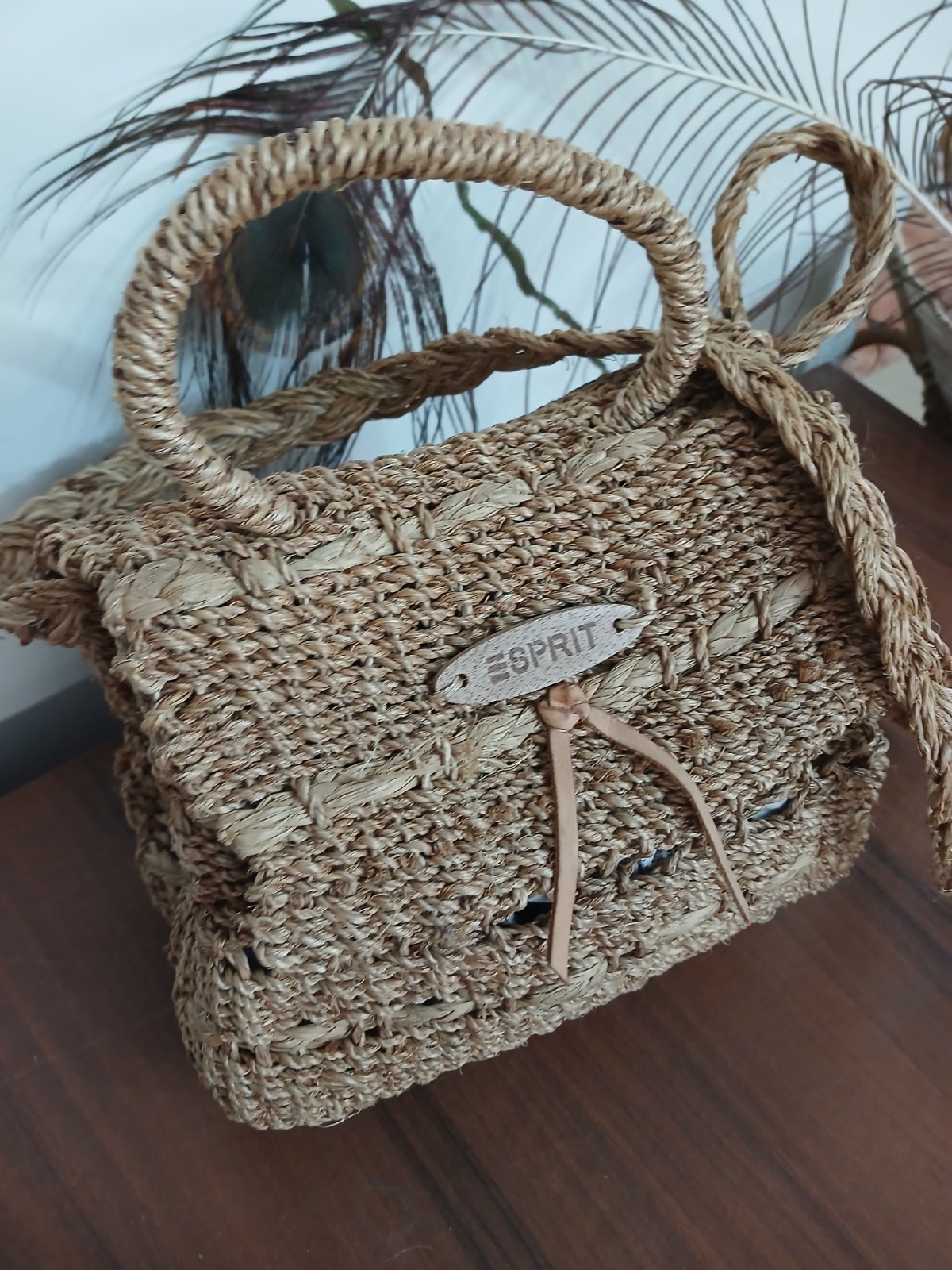 Sac Authentique marque ESPRIT en paille tressée doté d'une petite plaque métallique portant le logo de la marque sur le rabat 