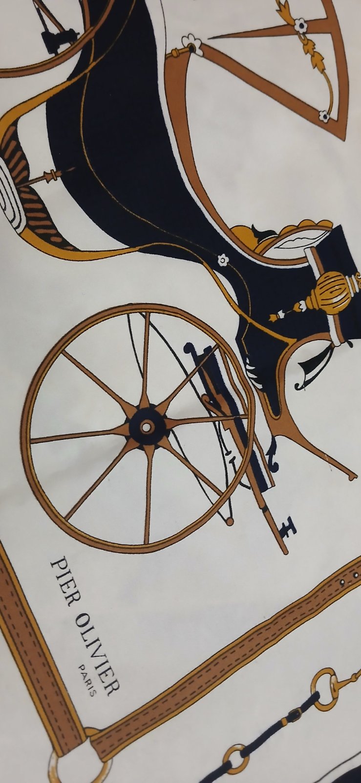 Une véritable foulard vintage par la marque  française  PIER OLIVIER paris qui appartient à la maison de fabrication textile  ( Minsac) 73×73cm