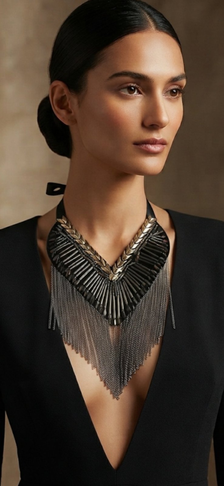 Un superbe collier plastron de style ethnique armé de franges de chaînes argenté et de détail géométrique dorés