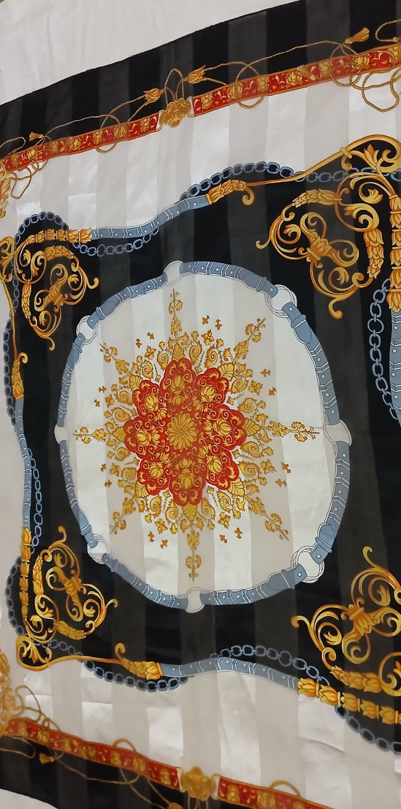 Magnifique foulard vintage Authentique de la marque ALDO est un carré de tissu classique superbe motif baroques doré avec des finition rouettees à la main longueur 98×98cm💕💞