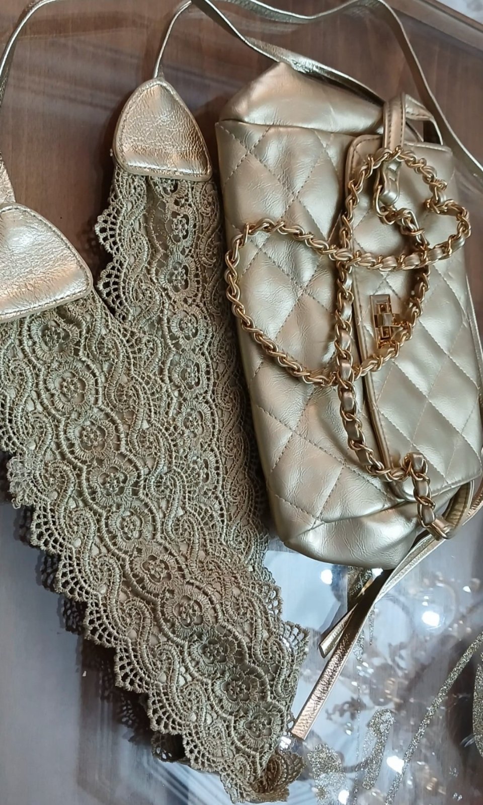 Magnifique sac à bandoulière métallisé doré + un très belle ceinture métallisé doré gratuit 