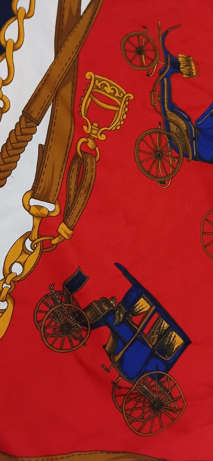 Un élégant foulard carré vintage style équestre calé ches .type  Hermés des années (1980 /1990  c'est un motif équestres classique du luxe❤️❤️ 88×85cm