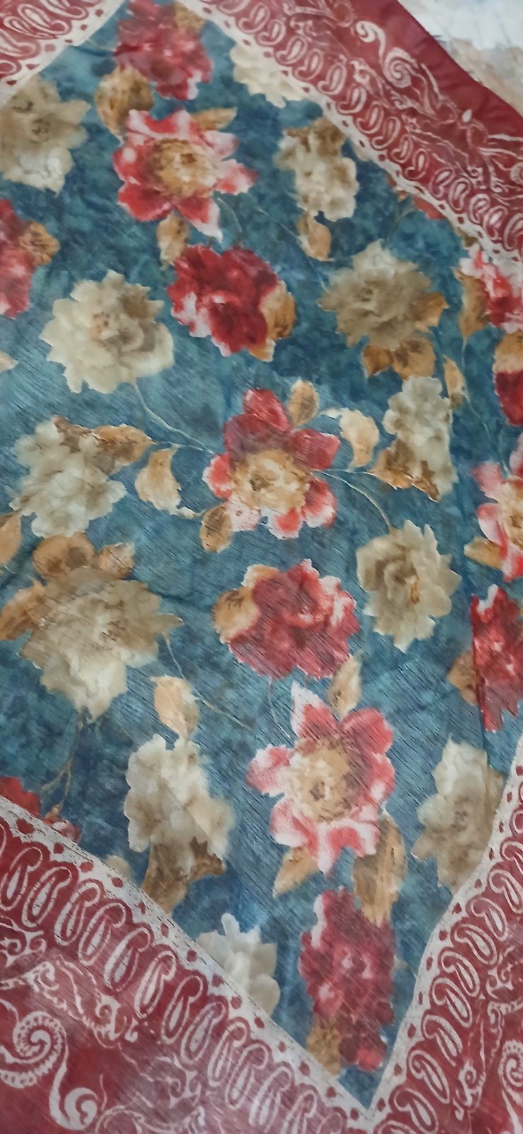 Magnifique foulard d'accessoires vintage présent un élégant motif floral un foulard Authentique marque  jane.shilon fabriquer en Italie 