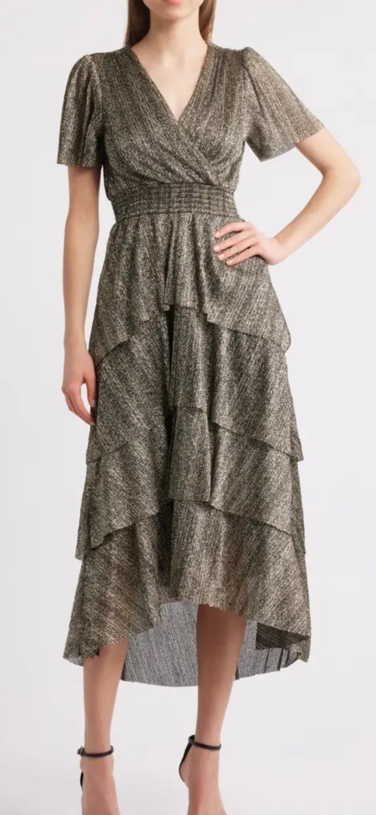 Élégant robe midi à volants et effet lamé scintillant un col .V .cache _cœur ainsi qu'une taille élastique  smockee de la marque AMÉRICAIN Vince camuto💃💃💃❤️convient 36/38/40 tout à fait Authentique d'origine 