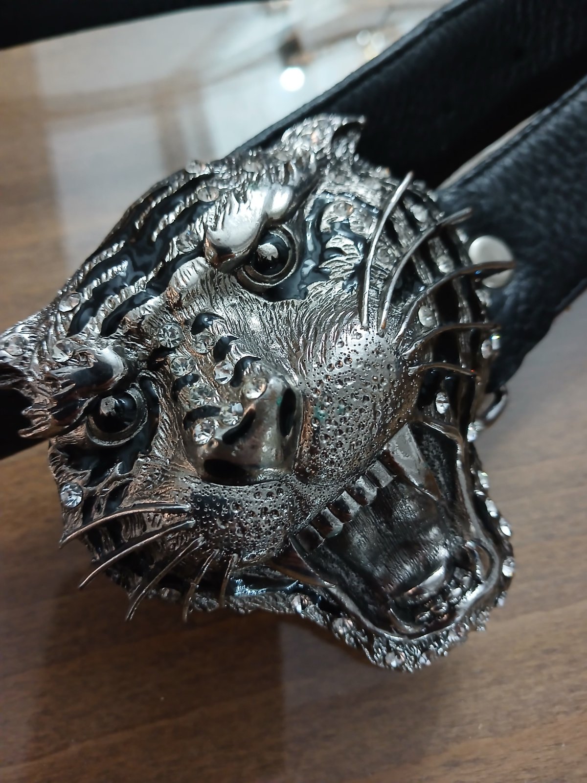 Ceinture en cuir doté d'une boucle métallique argenté détaillé en forme de tête de tigre orné de cristaux tête de tigre 10cm×10cm