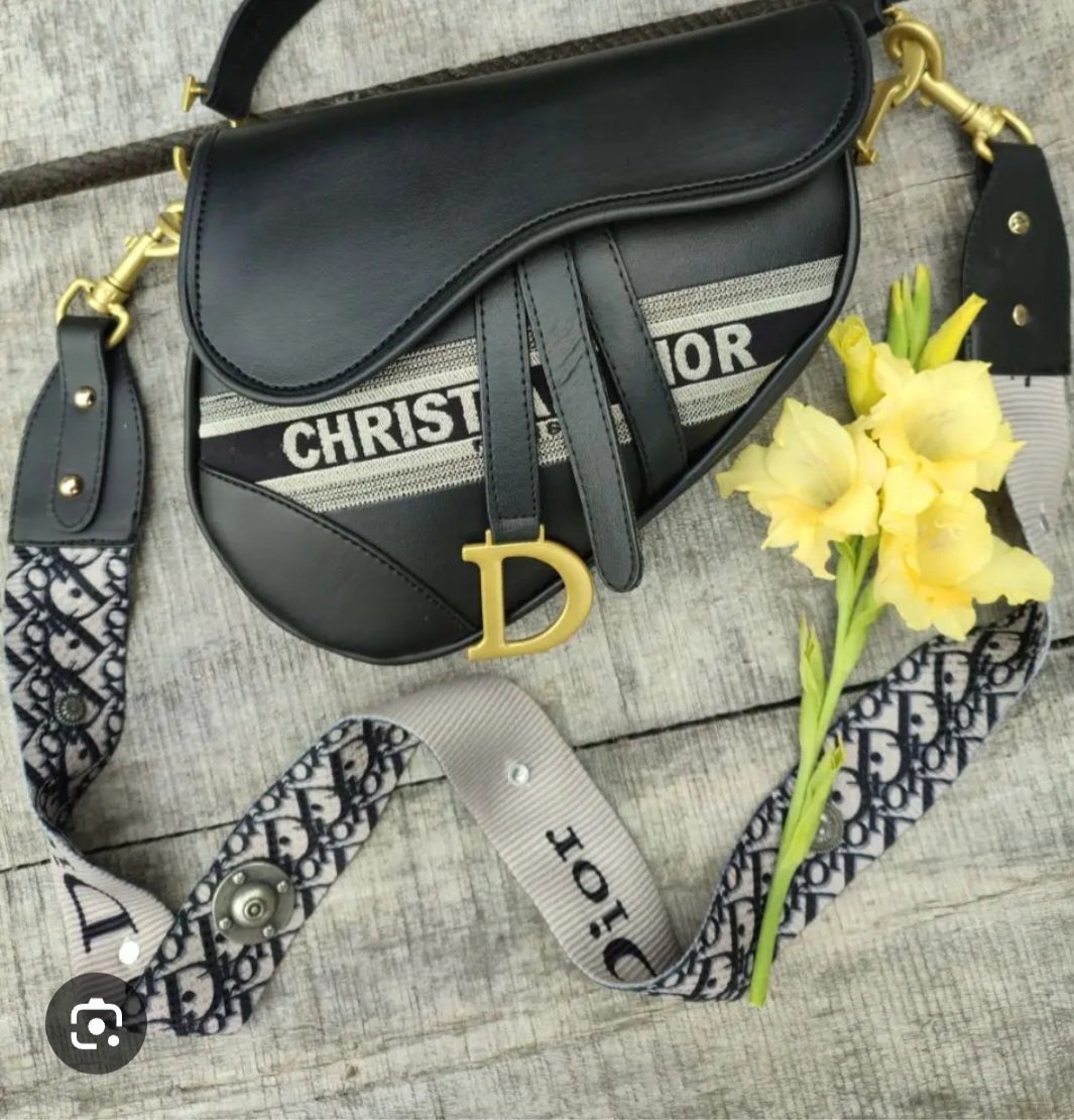  🥰❤️Magnifique sac sandale Dior se distingue par son emblématique fermoir étrier <<D>> en métal doré ❤️ Forssa ❤️