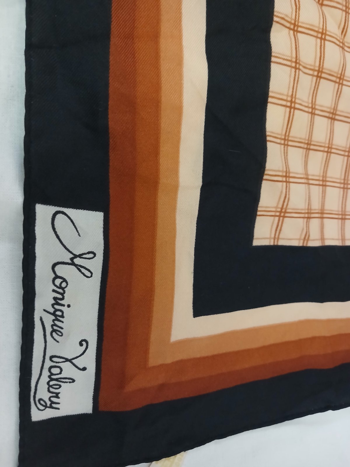 Foulard Authentique marque MONIQUE VALERY 76/78cm