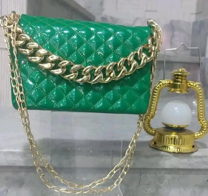 Magnifique sac à bandoulière matelassé de couleur verte  avec une ceinture Gratuite 💚💚💚