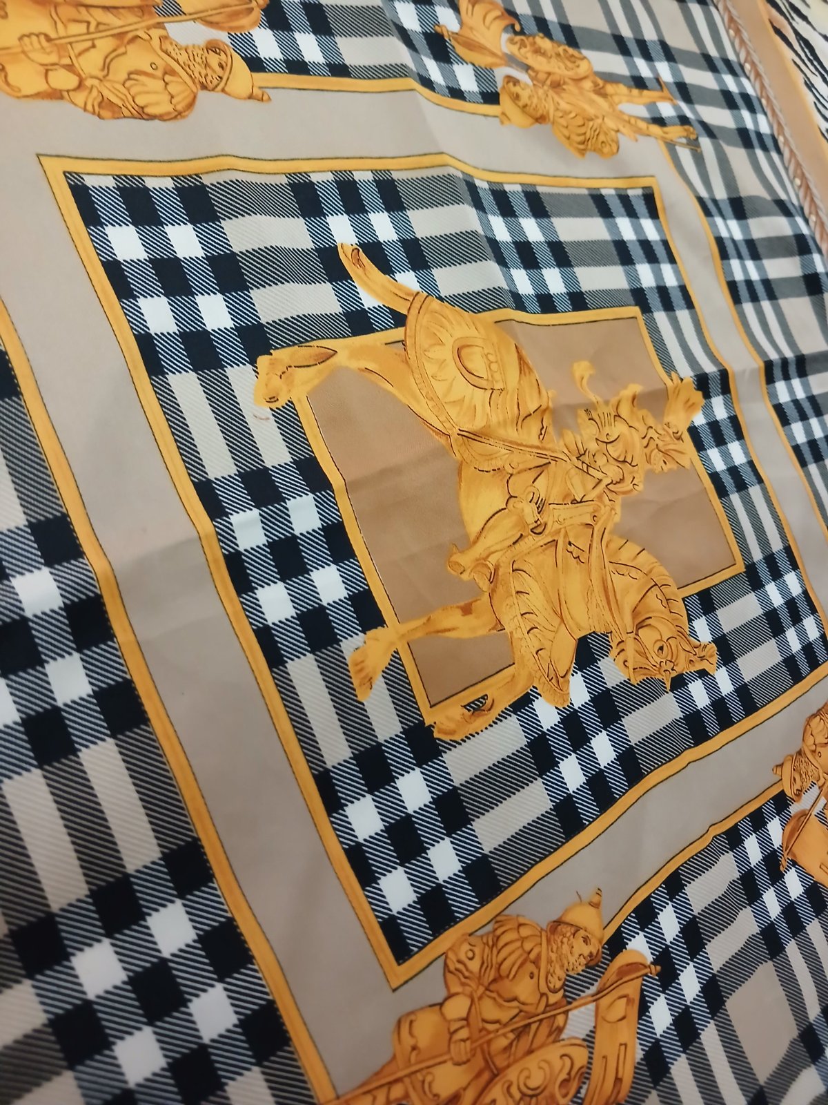Magnifique foulard classique inspiré de la marque Burberrys. 89×89cm marque Gionnetto  collection 