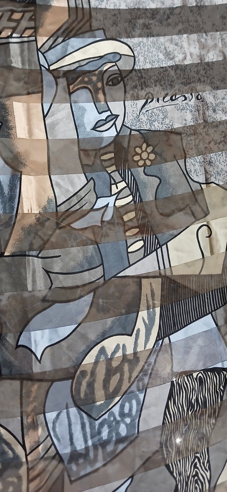 Foulard style rétro chic vintage abord un motif cubisté abstrait inspiré de l'œuvre de Pablo Picasso des années 1980.    105×105