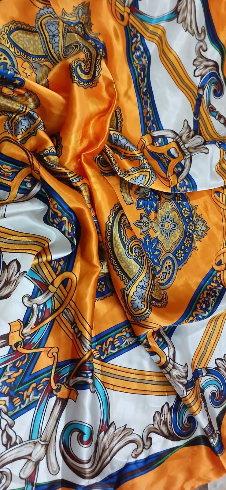 Magnifique foulard carré avec des couleurs éclatant imprimé chaîne s'inspire des grandes maisons de luxe 90×90cm