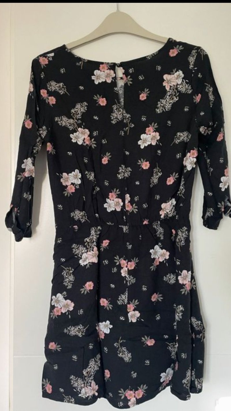  robe noire courte avec fleurs 