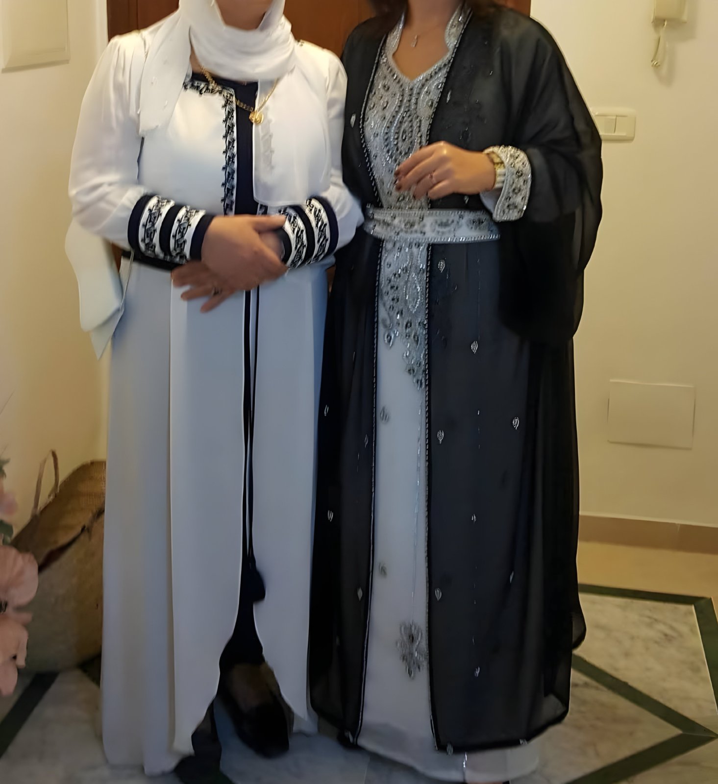 À vendre, un magnifique Kaftan moderne (style takchita) bicolore noir et blanc, d’une élégance rare et porté deux fois seuelement