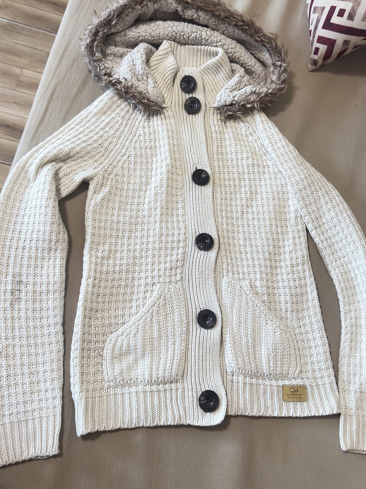 Ce cardigan crème en maille côtelée de la marque Clockhouse